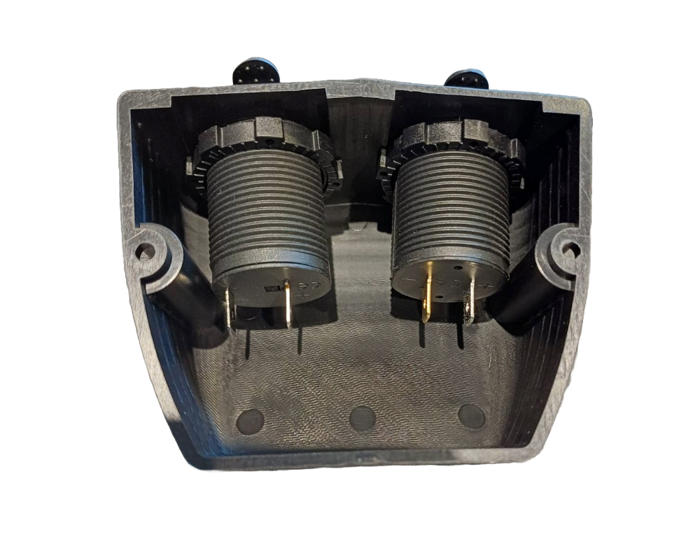 12V stikkontakt + 2 x USB lader 1A+2,1A utenpåligg