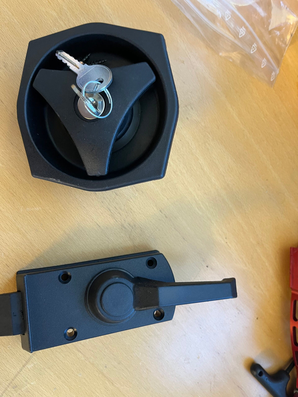 DØRLÅS KOMPLETT M/SYLINDER OG 2 NØKLER UNIVERSAL