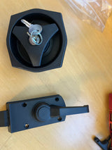 DØRLÅS KOMPLETT M/SYLINDER OG 2 NØKLER UNIVERSAL