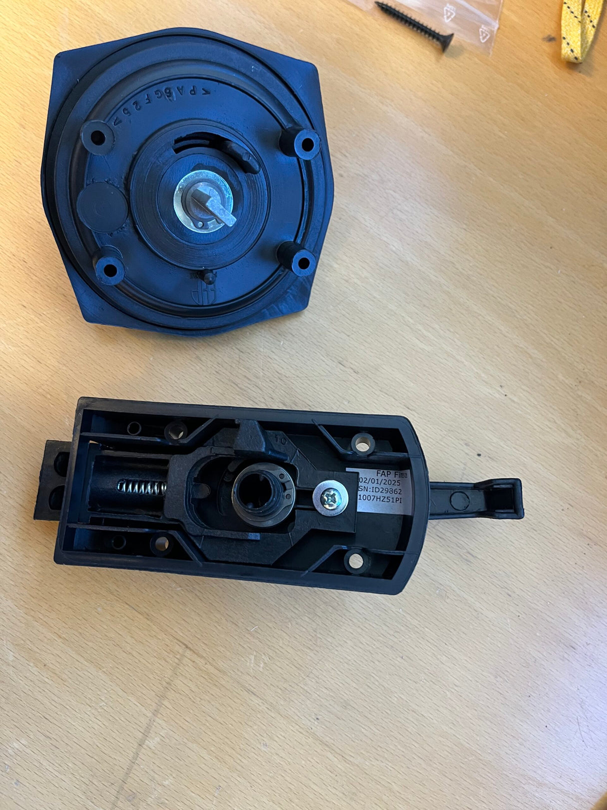 DØRLÅS KOMPLETT M/SYLINDER OG 2 NØKLER UNIVERSAL